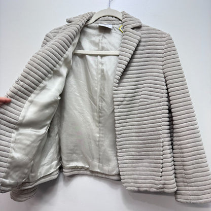 AKRIS Long-Sleeve Slit Cuff-Sleeve Ribbed Hook/Eye-Closure Lined Cropped Jacket Light Grey